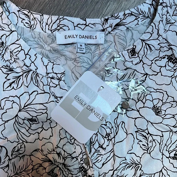 Emily Daniels white black pullover vneck quarter button blouse - Picture 4 of 7